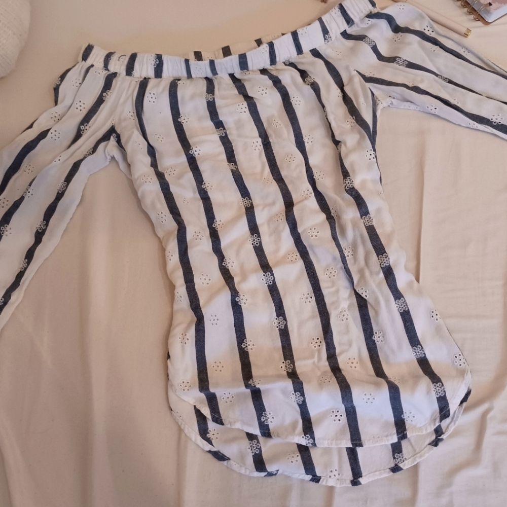 Khols flowy off the shoulder white and navy XS shirt
